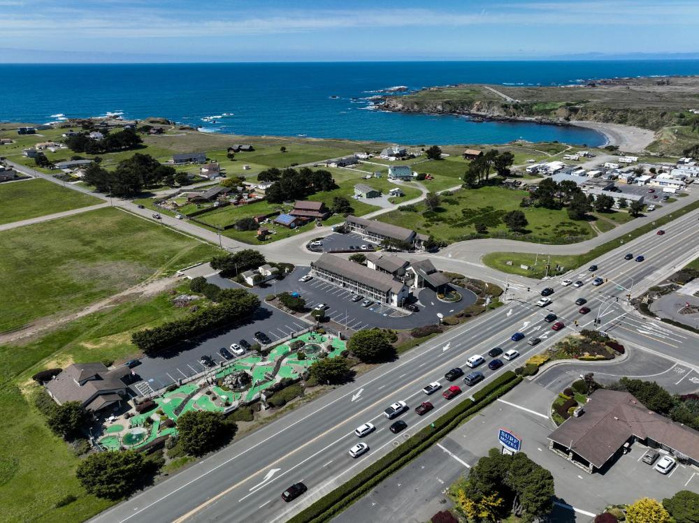 Emerald Dolphin Inn & Mini Golf